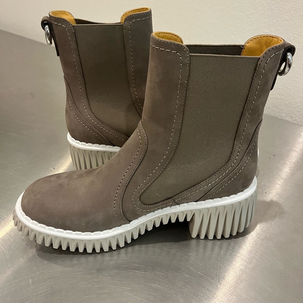 4CCCCEES women’s Chelsea boot grey 
“Like new” size 41